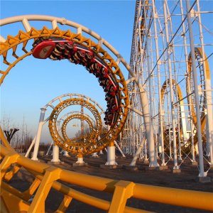新疆昌吉大過山車安裝現(xiàn)場